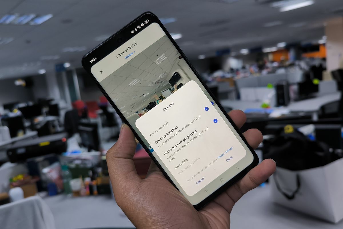 Fitur hapus lokasi dan detail informasi foto di Oppo A98.