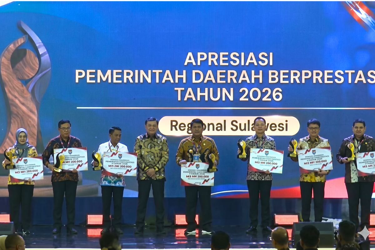Menteri Koordinator (Menko) Bidang Politik dan Keamanan Djamari Chaniago bersama bupati, wali kota, dan gubernur pemenang kompetisi Apresiasi Pemerintah Daerah (Pemda) Berprestasi 2026 Regional Sulawesi yang digelar di Hotel Claro, Kendari, Jumat (29/5/2026). 
