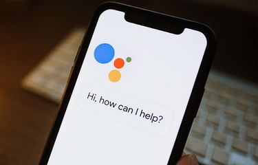 ilustrasi Google Assistant di iOS