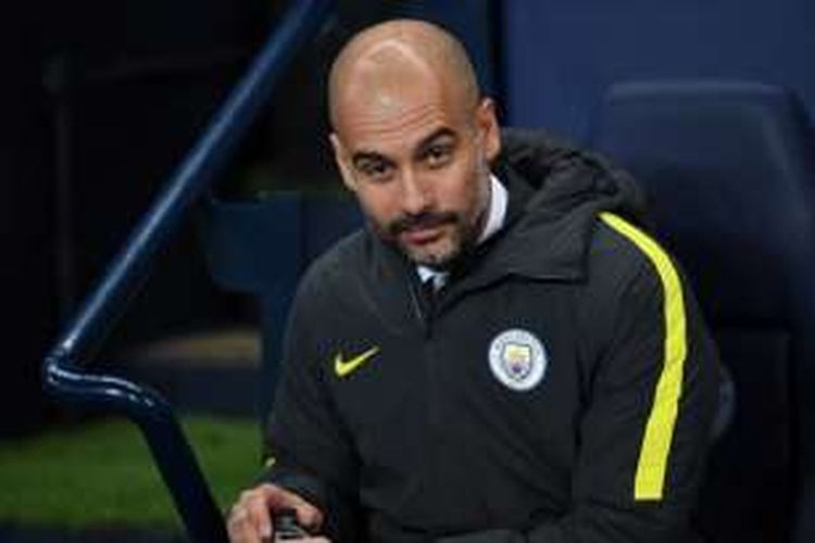 Manajer Manchester City, Josep Guardiola, mendampingi timnya dalam partai Premier League kontra Watford, di Stadion Etihad, Rabu (14/12/2016) waktu setempat.