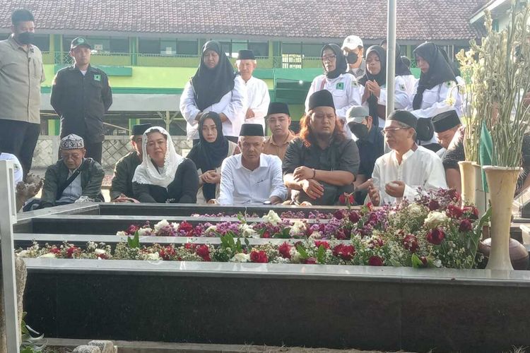 Ganjar Ziarah Ke Makam Kakek Cak Imin, KH Bisri Syansuri di Jombang 