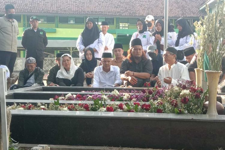 Calon Presiden (Capres) Nomor Urut 3 Ganjar Pranowo menziarahi makam pendiri NU KH. Bisri Syansuri, di Pesantren Manbaul Ma’arif, Denanyar, Jombang, Jumat (12/1/2024).