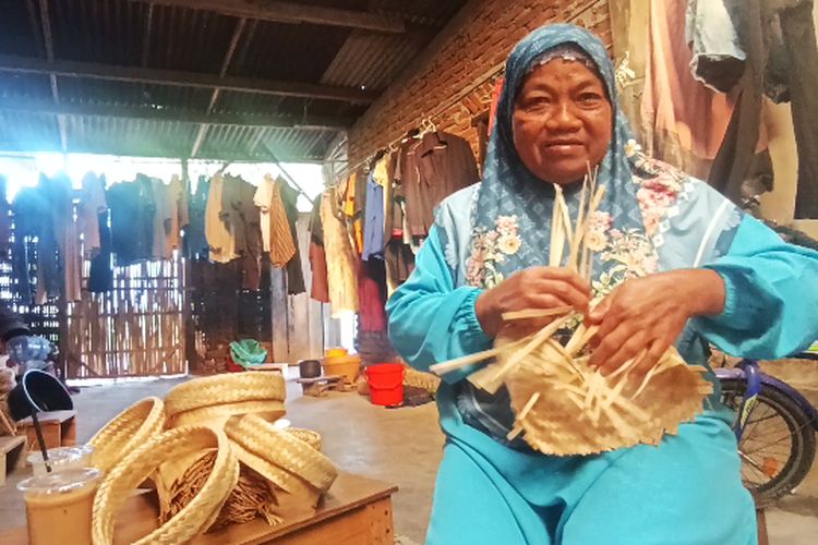 Upah Rp 5.000 Sehari, Penganyam Caping Magetan Malah Masuk Desil 9