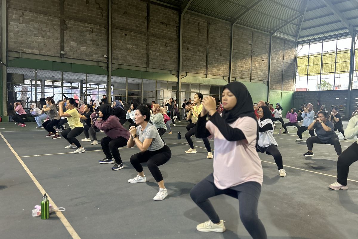 Peserta zumba dalam acara Kartini Kini 2025: Zumba Bareng FitHub, yang berlangsung di Jakarta Pusat, Kamis (24/4/2025).