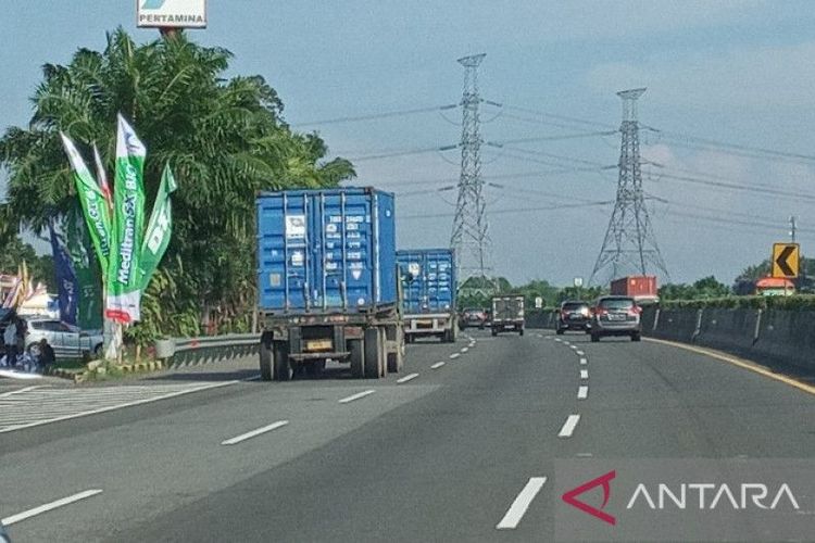 Kondisi lalu lintas di Jalan Tol Tangerang-Merak pada H-7 Lebaran atau pada Senin (25/4/2022). 
