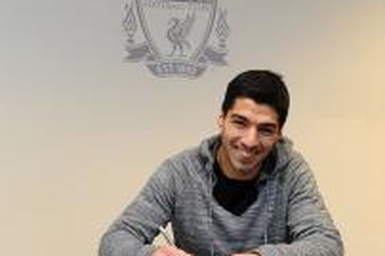 Penyerang Liverpool Luis Suarez menandatangani kontrak baru untuk jangka waktu lama, di Melwood, Jumat (20/12/2013).