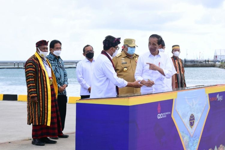 Presiden Joko Widodo meresmikan tiga pelabuhan penyeberangan dan satu kapal motor penumpang (KMP) di Dermaga Rakyat Wanci, Kabupaten Wakatobi, Provinsi Sulawesi Tenggara pada Kamis (9/6/2022).