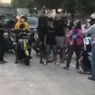 Pria Berhelm Dipukuli karena Tendang Motor Pembalap Liar yang Blokade Jalan dan Bikin Macet