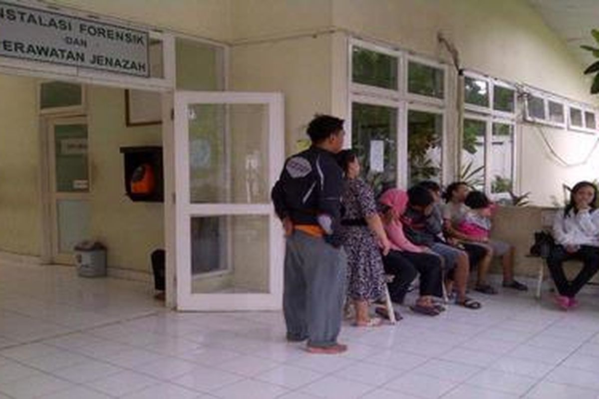 Keluarga dan kerabat saat ini, Rabu (25/1/2012), tengah mengurus jenazah Warno di RS Fatmawati, Jakarta Selatan. Warno adalah sopir bajaj yang tewas tertimpa pohon tumbang pagi tadi.