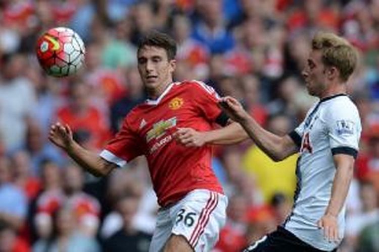 Bek Manchester United, Matteo Darmian (kiri), tampil pada laga Premier League kontra Tottenham Hotspur di Stadion Old Trafford, 8 Agustus 2015.