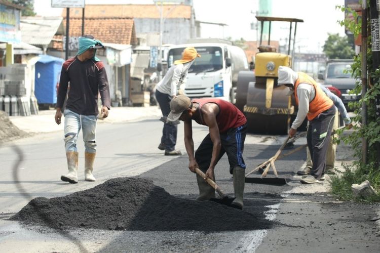 PERBAIKAN JALAN: Pekerja dari DPUPR Tegal melakukan kegiatan perbaikan jalan di ruas Yomani-Timbangreja, Kecamatan Lebaksiu, Jumat (22/3/2024).