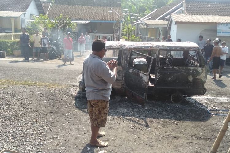 Sebuah mobil carry terbakar di jalan jatisari, Kecamatan Tempeh, Kabupaten Lumajang, Rabu (8/6/2022)