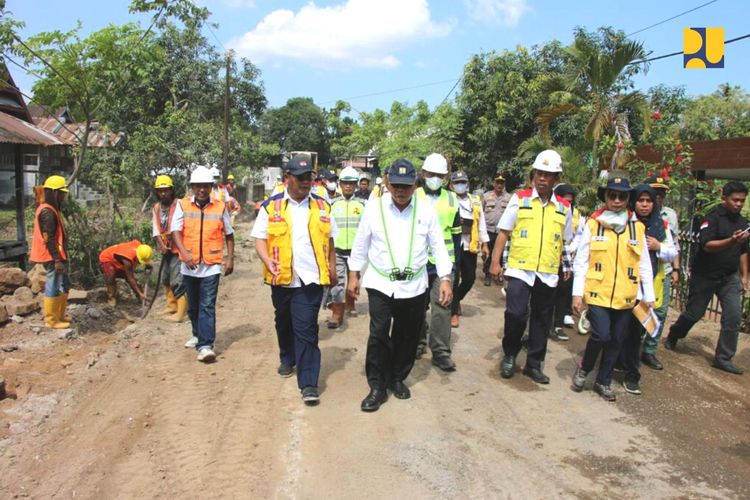 Menteri PUPR Basuki Hadimuljono saat meninjau salah satu paket pekerjaan jalan daerah di Sulsel, yaitu berada di jalan Malewang-Maronde, Kabupaten Takalar.