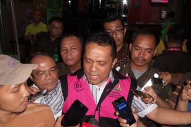 Eddy Sofyan, tersangka kasus korupsi dana hibah dan bansos di Pemprov Sumut saat akan ditahan penyidik Kejaksaan Agung, Kamis (12/11/2015).