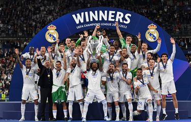 Bek Real Madrid Marcelo mengangkat trofi Liga Champions setelah kemenangan 1-0 atas Liverpool dalam final Liga Champions di Stade de France di Saint-Denis, Paris, 28 Mei 2022. Kini Marcelo tanpa klub dan menjadi incaran Lazio.