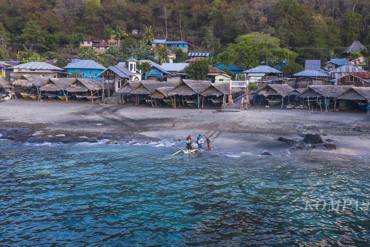 Nelayan di Desa Lamalera B, Kecamatan Wulandoni, Kabupaten Lembata, Provinsi Nusa Tenggara Timur (NTT)   pada Selasa (21/11/2023).