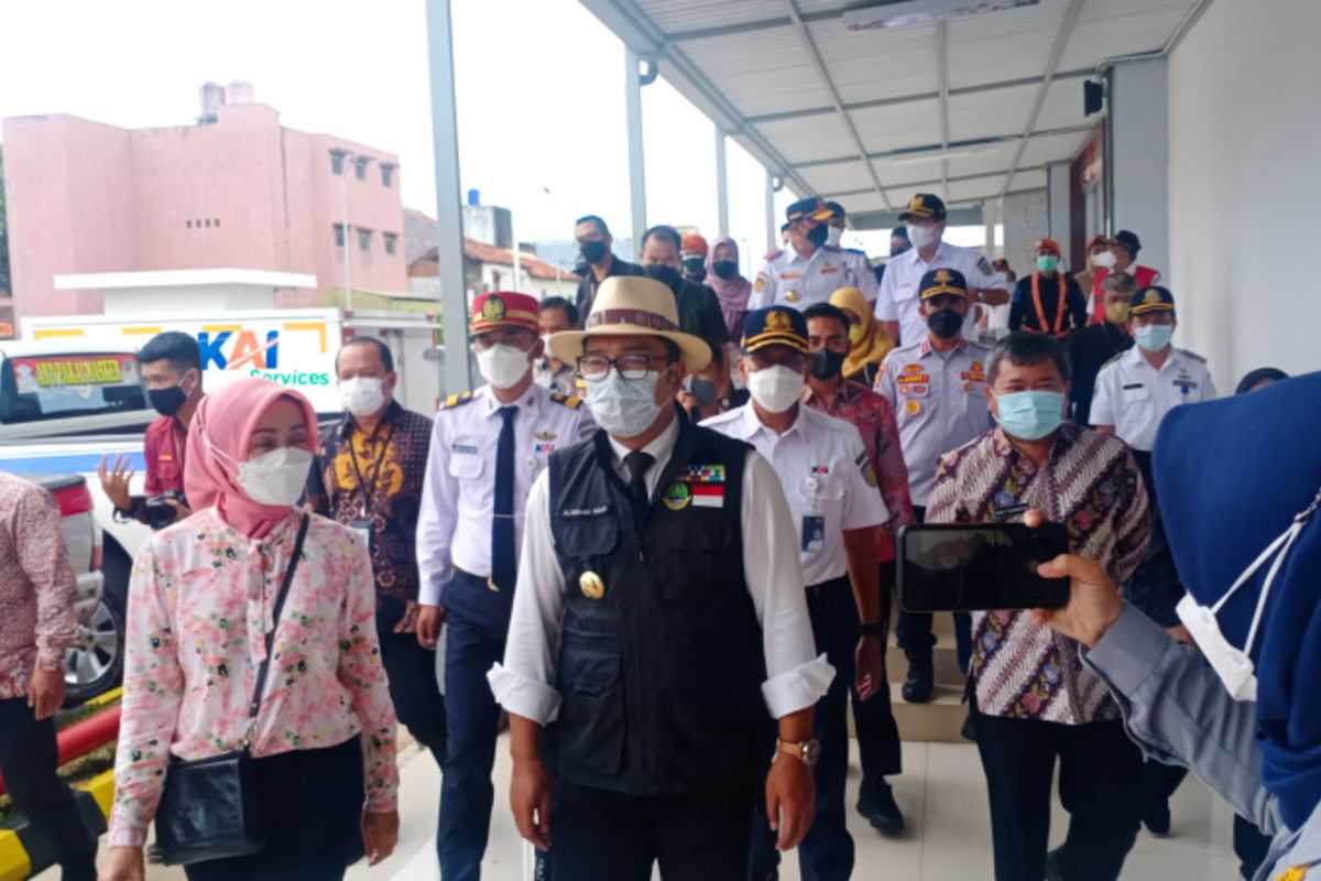 Gubernur Jawa Barat Ridwan Kamil saat melihat fasilitas Stasiun Garut, Kamis (6/01/2022)