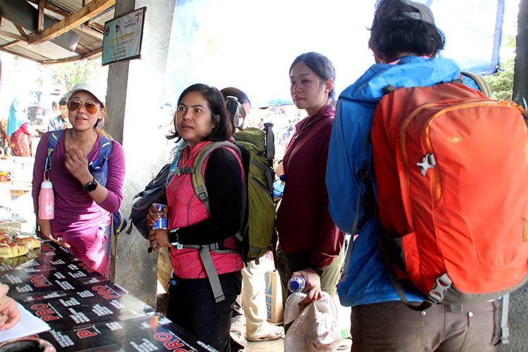 sejumlah wisataawan asing yang berhasil dievakuasi dari Gunung Rinjani.