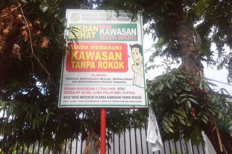 Plang KTR yang berada di depan kantor DPRD Kota Medan dan kantor wali kota Medan. Kondisinya tertutup rimbun daun dan tidak terlalu terlihat bagi orang yang melintas di depannya.