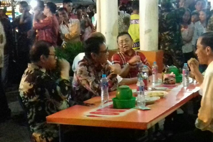 Presiden Jokowi bersama Gubernur Kalimantan Barat Cornelis beserta sejumlah menteri saat berada di kawasan Pasar Hongkong, Singkawang, Kalimantan Barat (17/3/2017)