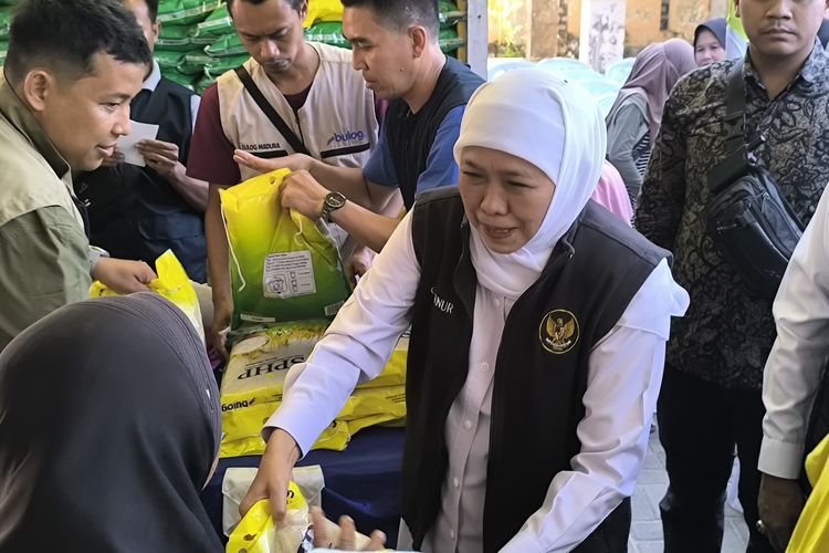 Khofifah Telat Hampir 2 Jam ke Pasar Murah, Warga Pamekasan Sabar Menunggu demi Sembako Murah