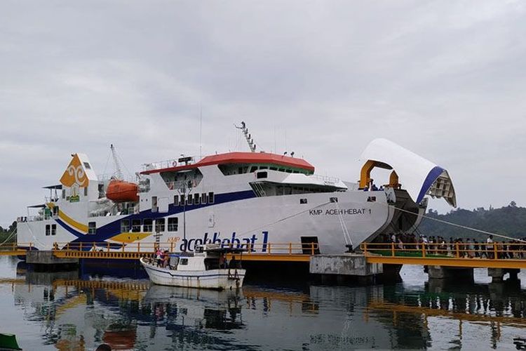 KMP Aceh Hebat 1, kapal feri melayani pelayaran penumpang dan barang di Pelabuhan Sinabang, Simeulue, Aceh, Kamis (15/9/2022). 