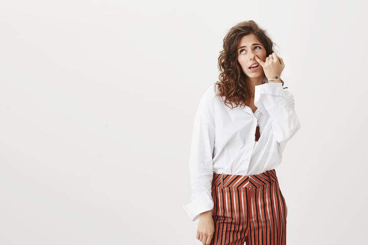 Ilustrasi kebiasaan mengupil. Kebiasaan terbentuk seringkali tidak disadari.