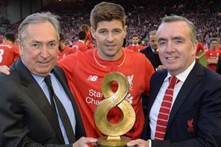Steven Gerrard mendapatkan penghargaan khusus dari Gerard Houllier (kiri) dan Ian Ayre, Sabtu (16/5/2015). 