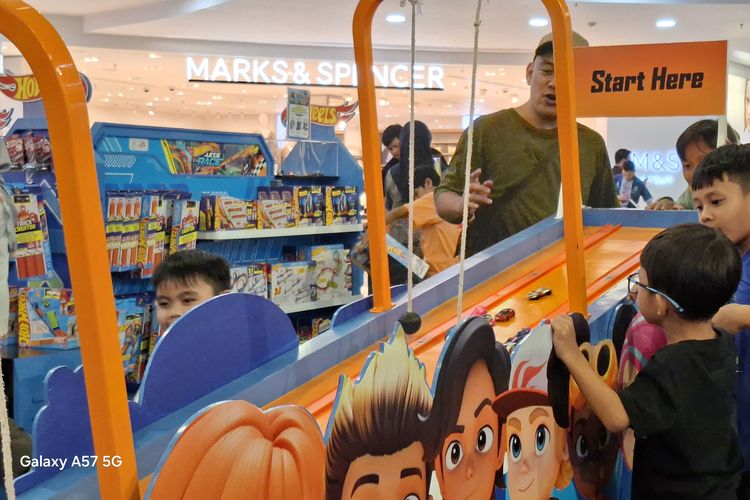 Kemampuan kamera Samsung Galaxy A57 5G dalam kondisi indoor menampilkan warna yang keluar pada objek wahana anak, dengan detail subjek tetap terjaga dan noise yang minim.