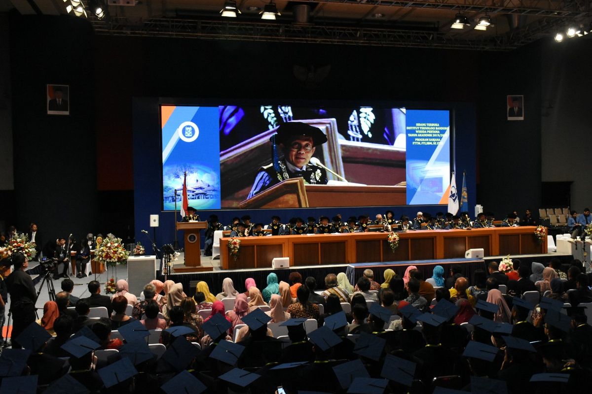 Rektor ITB mewisuda 2.987 lulusan dalam Sidang Terbuka Wisuda Pertama ITB Tahun Akademik 2019/2020 di Sasana Budaya Ganesa, Bandung. Upacara Wisuda dilaksanakan dalam dua hari pada tanggal 18 dan 19 Oktober 2019.