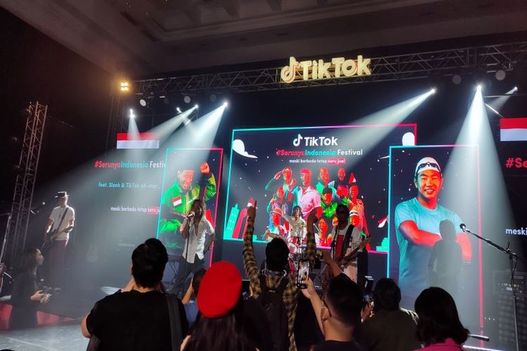 Penampilan Slank membawakan lagu-lagu hit dalam acara puncak #SerunyaIndonesia Festival. 