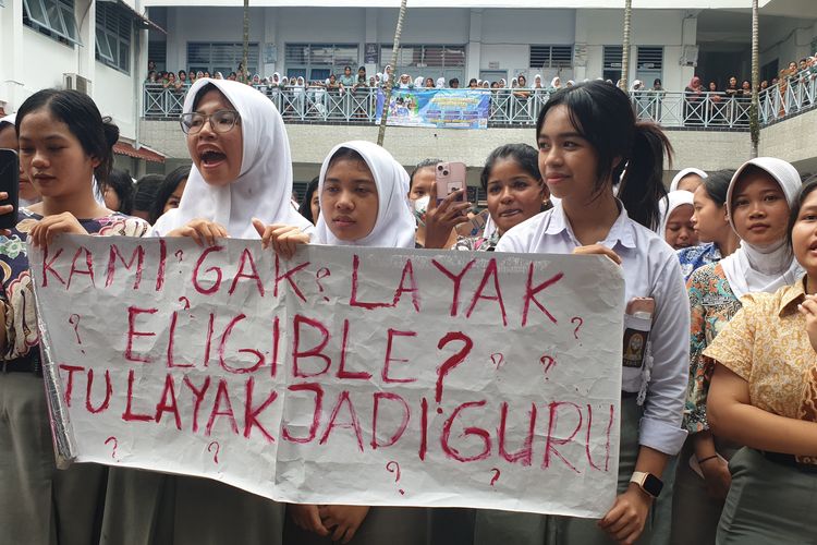 Sejumlah siswa dan orangtua siswa menggelar aksi demonstrasi di SMK Negeri 10 Medan, Jalan Teuku Cik Ditiro, Kota Medan pada Kamis (6/2/2025).Para siswa ini protes karena tak bisa mengikuti Seleksi Nasional Berbasis Prestasi (SNBP).