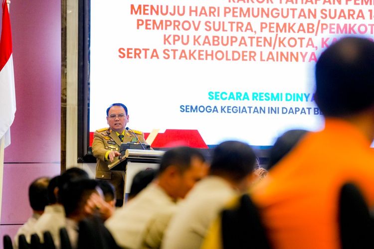Penjabat (Pj) Gubernur Sulawesi Tenggara (Sultra) Andap Budhi Revianto dalam Rapat Koordinasi (Rakor) Tahapan Pemilu Menuju Hari Pemungutan Suara di Hotel Claro, Kendari, Senin (15/1/2024).
