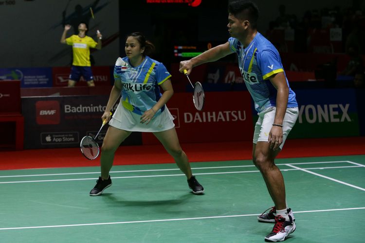 Ganda campuran  Indonesia, Praveen Jordan/Melati Daeva Oktavianti bertanding melawan ganda campuran Indonesia,Rinov Rivaldy/Pitha Haningtyas Mentari pada babak 16 besar Indonesia Masters 2022 di Istora Senayan, Jakarta, Kamis (9/6/2022). Praveen/Melati gagal melaju ke perempat final setelah kalah dengan skor 16-21 dan 16-21.