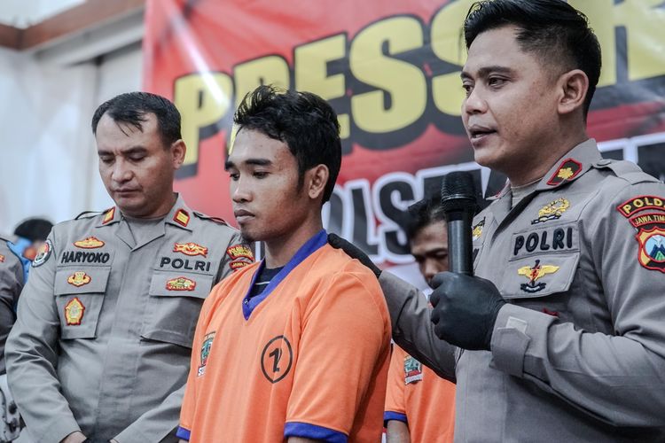 Polisi menangkap seorang pencuri yang telah beraksi di 33 lokasi di Surabaya, Rabu (12/6/2024).