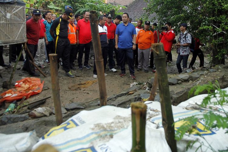 Wali Kota Semarang Hendrar Prihadi mengunjungi warga Kelurahan Mangkang Wetan, Kecamatan Tugu, Kota Semarang yang kebanjiran sejak Senin (5/2/2018).