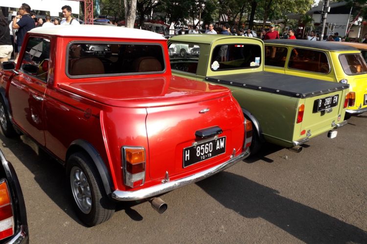 Dua unit Mini Cooper klasik model pick up  yang ikut meramaikan HUT ke-25 Jakarta Morris Club di TMII, Jakarta Timur, Minggu (16/9/2018). 