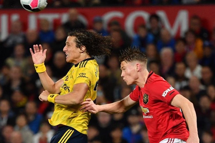 David Luiz dan Scott McTominay berduel di udara dalam laga Manchester United vs Arsenal dalam lanjutan Liga Inggris di Stadion Old Trafford, 30 September 2019. 