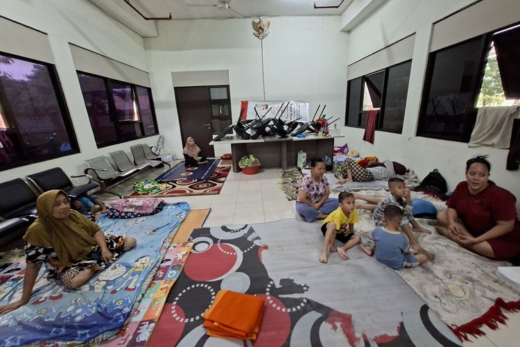 Pengungsi korban banjir di Rusunawa Tegal Alur, Kalideres, Jakarta Barat, Selasa (13/1/2026)