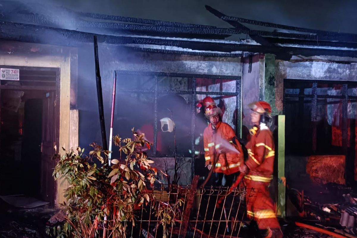 Petugas kebakaran saat memadamkan api yang melahap enam unit bangunan kontrakan dan satu unit bangunan rumah tinggal di Jalan Aman, Jalan Haji Sahid, Jakasampurna, Bekasi Barat, Kota Bekasi habis terbakar pada Rabu (23/8/2023). Penyebab kebakaran tersebut diduga terjadi karena korsleting.
