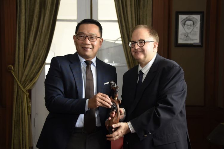 Gubernur Jawa Barat Ridwan Kamil saat menerima kunjungan Duta Besar (Dubes) Bulgaria untuk Indonesia Petar Dimitrov Andonov, di Gedung Pakuan, Bandung, Rabu (20/11/2019).
