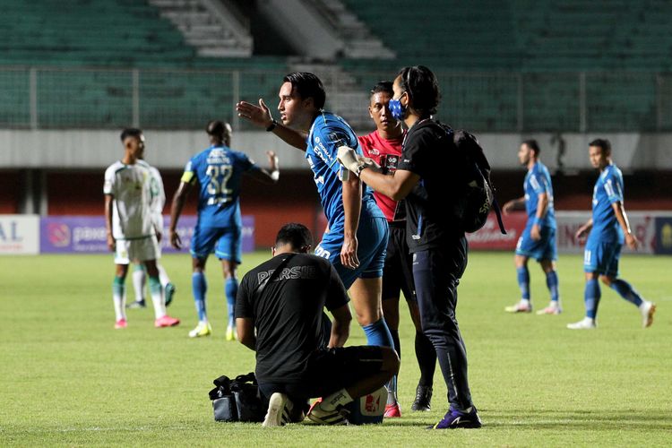 Pemain Persib Bandung Ezra Walian mendapat perlawanan saat lawan Persebaya Surabaya pada laga babak 8 besar Piala Menpora 2021 yang berakhir dengan skor 3-2 di Stadion Maguwoharjo Sleman, Minggu (11/04/2021) malam.