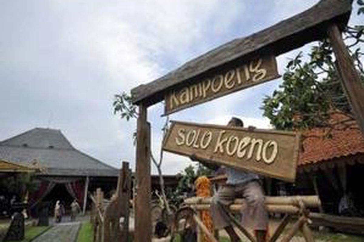 Berbagai persiapan menyambut Konferensi dan Ekspo Kota-kota Pusaka Dunia (WHCCE) terus dilakukan, salah satunya di Pura Mangkunegaran, Solo, Jawa Tengah, Jumat (24/10). Kegiatan yang diikuti lebih dari 350 peserta dari 32 negera ini akan dimulai hari ini hingga 28 Oktober.