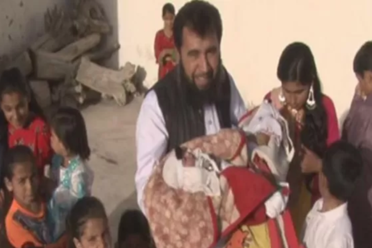Seorang pria Pakistan dilaporkan baru saja menyambut kelahiran anaknya yang ke-60 belum lama ini. Meski begitu, dia dikatakan masih menginginkan punya lebih banyak anak lagi di masa depan. Pria itu bernama Sardar Jan Mohammad Khan Khilji yang telah berusia 50 tahun.