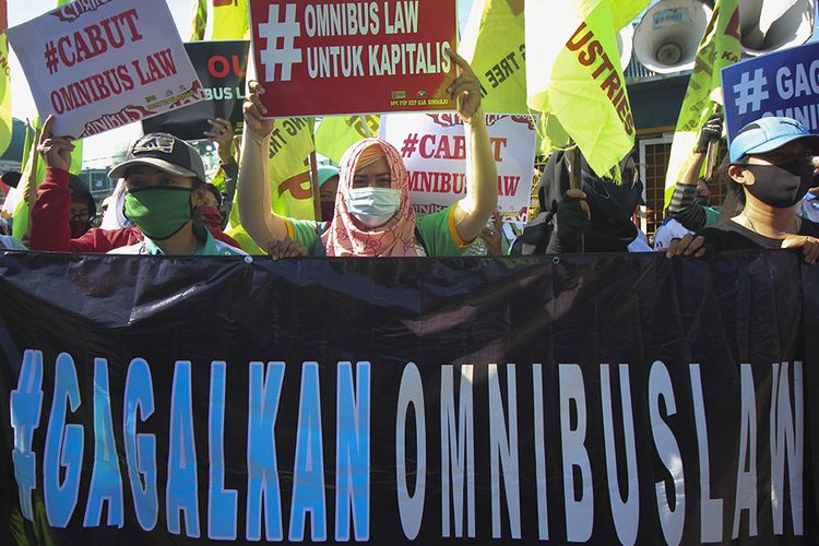 Sejumlah buruh berunjuk rasa di depan gedung DPRD Jawa Timur, Surabaya, Jawa Timur, Selasa (25/8/2020). Massa buruh menyerukan Tolak Omnibus Law.