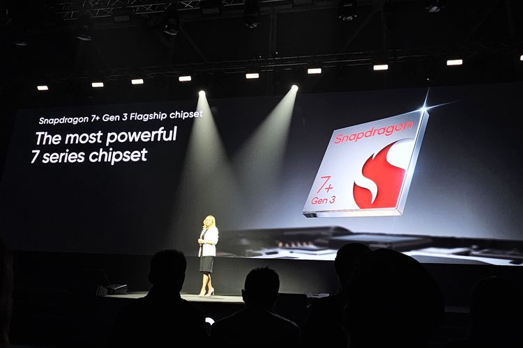 Agnieszka Frackowiak, Sales Head Realme Polandia saat mempresentasikan Realme GT 6T di Milan, Italia, Kamis (20/6/2024). Ponsel ini dibekali chipset Snapdragon 7 Plus Gen 3.