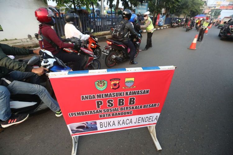 Sejumlah pengendara diperiksa alat pengaman diri dari Covid-19 di hari pertama pemberlakuan PSBB di Kota Bandung, Rabu (22/4/2020).