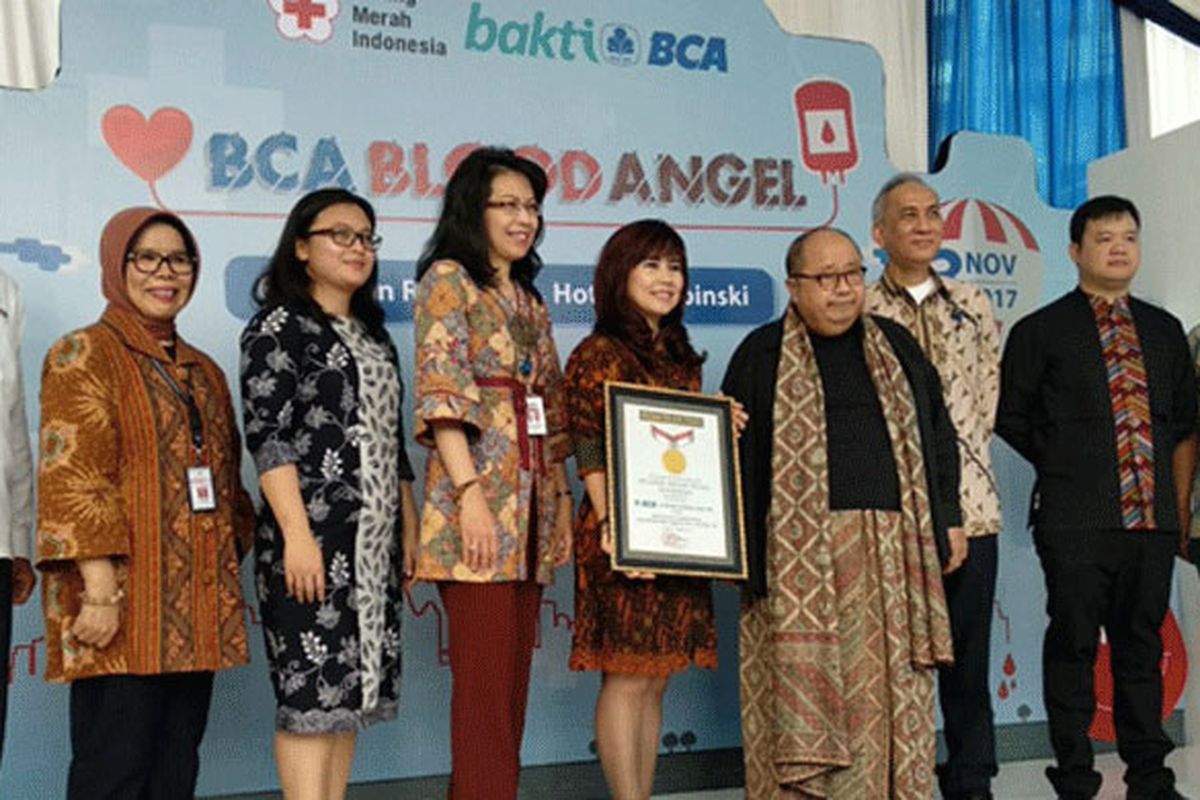 Direktur BCA Lianawaty Suwono (tengah) menerima penghargaan rekor MURI dari CEO MURI Jaya Suprana disaksikan oleh Executive Vice President CSR Inge Setiawati (empat dari kiri). Dok.BCA