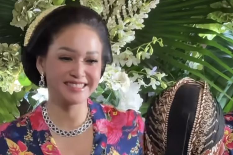 Momen Hangat Maia Estianty Disalami Anak-anak Mulan Jameela saat Siraman Al Ghazali