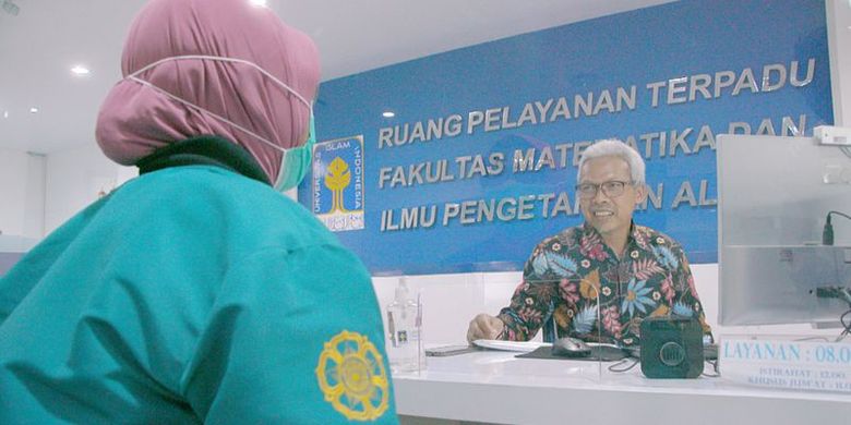 Asih sehari-hari bekerja sebagai karyawan administrasi di Fakultas MIPA Universitas Islam Indonesia (UII).
